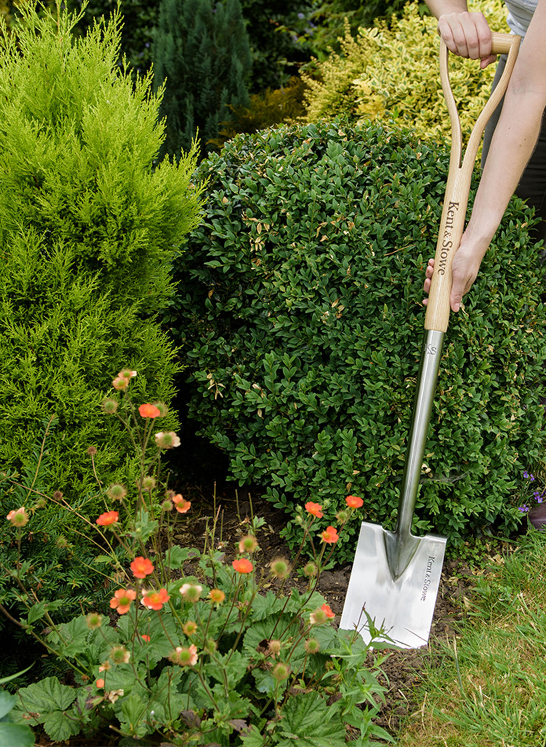 files/stainlesssteelborderspade_kentandstowe_70100013_0002_a_lifestyle.jpg